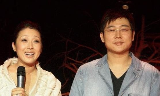 2000年10月某一天,居鹏和两位工作人员从高档小区出来,由于这里是