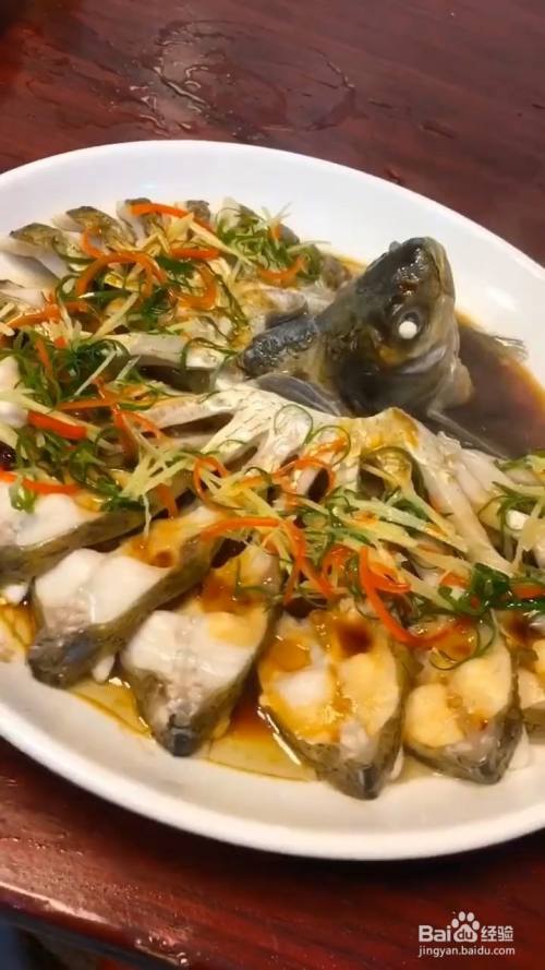 鳊鱼怎样做得油而不腻又好吃呢?下面是制作清蒸鳊鱼的操作步骤.