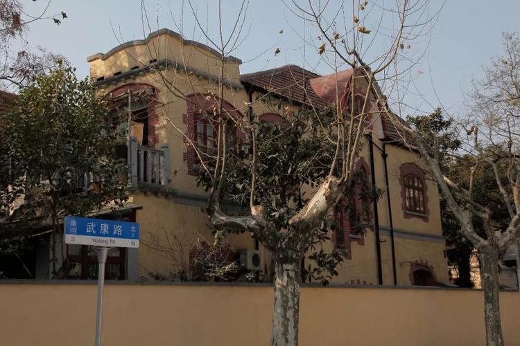 那些徜徉在武康路的女人们