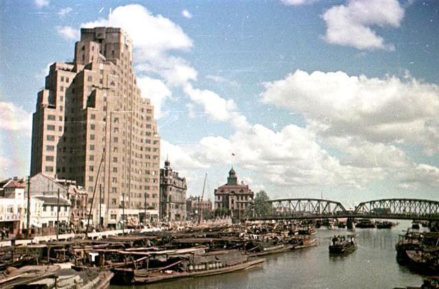 1945年的上海百老汇大厦,百老汇大厦位于北苏州路.
