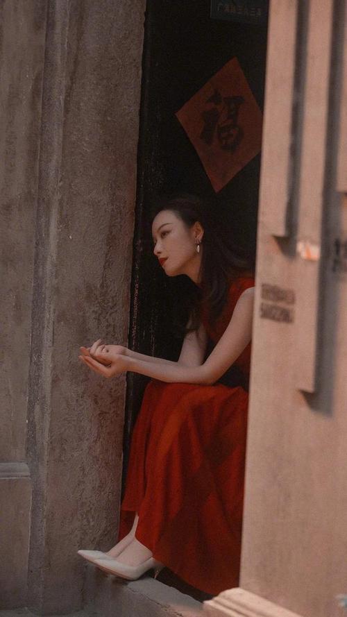 倪妮红裙穿搭,热情复古,大气又优雅