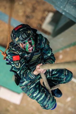 直击四川乐山武警特战队员训练现场(组图)