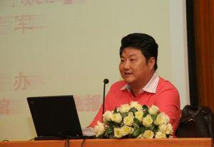 (图)贾军在发表会上讲座