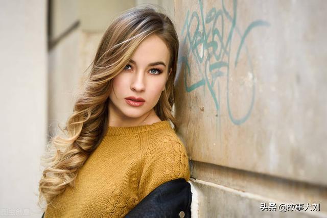 娇花映水这些词来形容中国女人,与之不同的是,俄罗斯的美女性感火辣