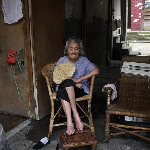 我们说,阿婆,给你拍张照好么?