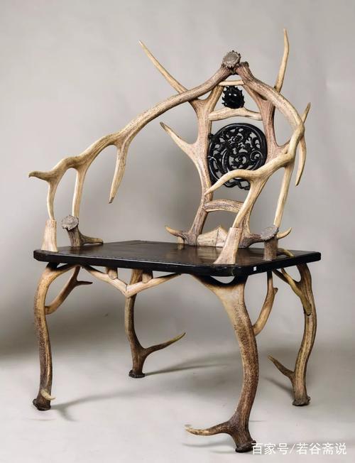 其造型别致,巧妙的以一对鹿角围成圈,环身若抱.