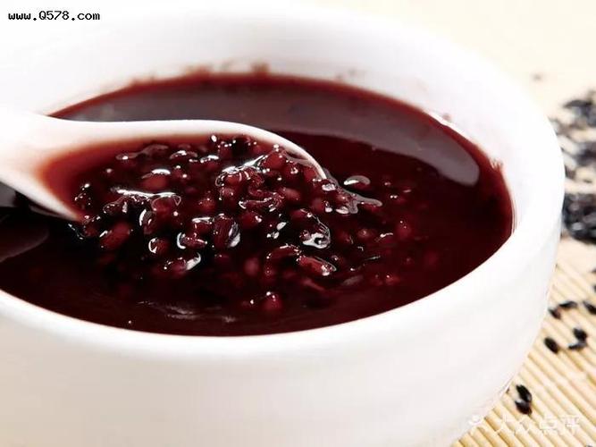 黑米松子花生粥:黑米100克,松子仁20克,花生仁30克,同煮成粥.