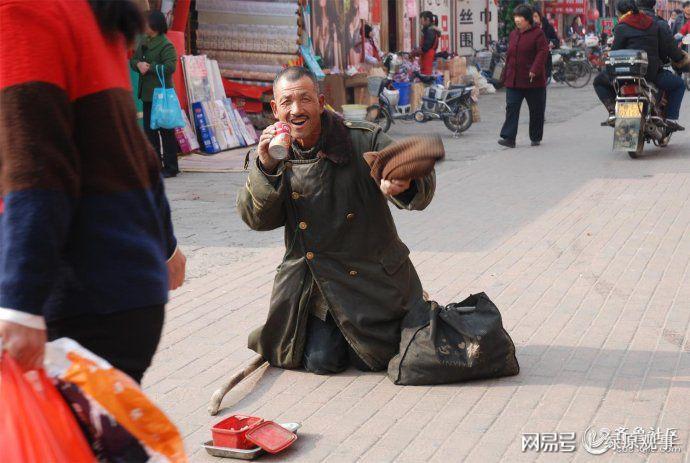 在街头遇到乞丐会施舍吗?他们可怜吗?国外一项调查刷新人们三观
