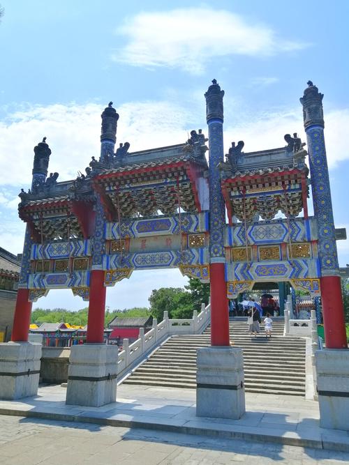 彩绘牌楼摄于颐和园蔚翠牌楼