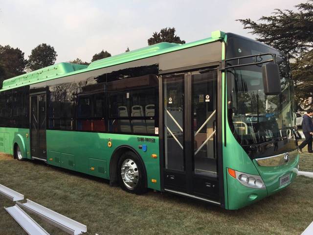 客车行业老大哥宇通带来了三款纯电动客车产品,分别为e10纯电动公交车