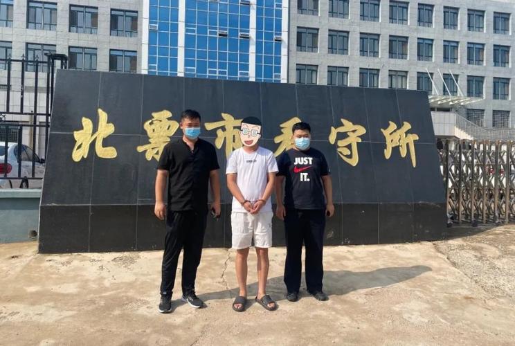 犯罪嫌疑人何某,冯某胜,李某成均已被北票市公安局依法刑事拘留,案件