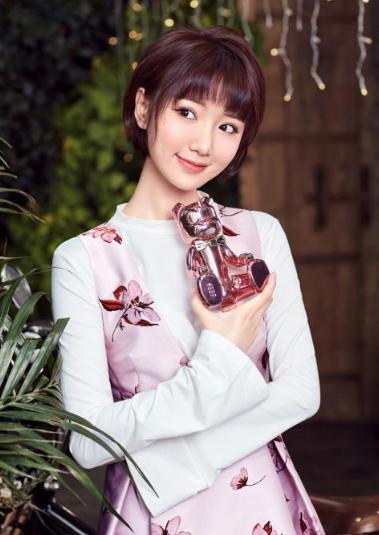 毛晓彤:被亲爹勒索5000万,被渣男背叛,她的成功是一把