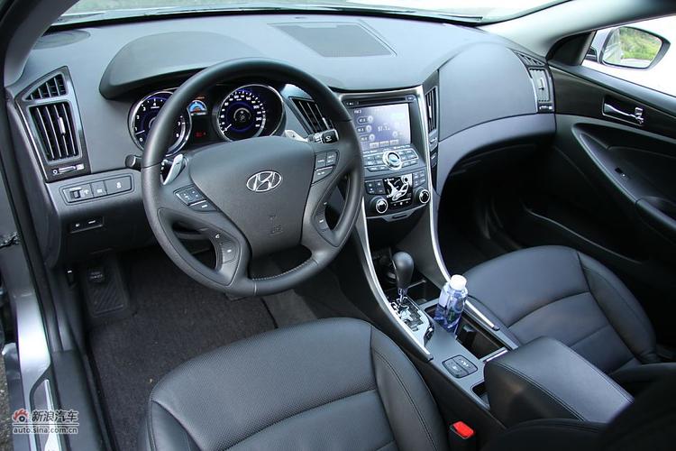 新浪汽车体验试驾第八代索纳塔-内饰