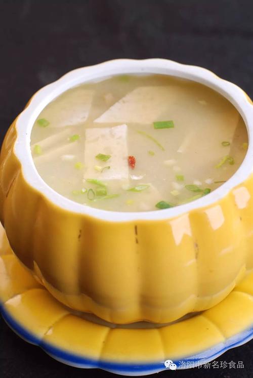 主料:牡丹肉燕200g,娃娃菜1棵,高汤或骨汤,蒜黄,葱花,香菜,姜,盐