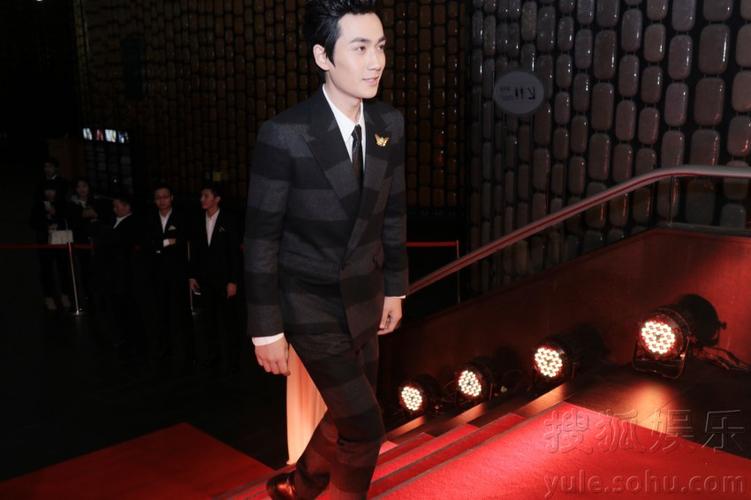 朱一龙盛装出席东万森注册东自方盛典 多剧将瀚播引期待