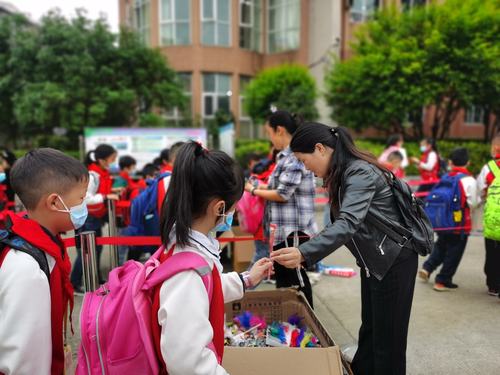 "筑牢自信,放飞梦想" 开阳五小开展2020年六一活动