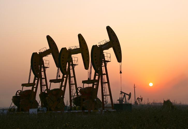 夕阳下的磕头机