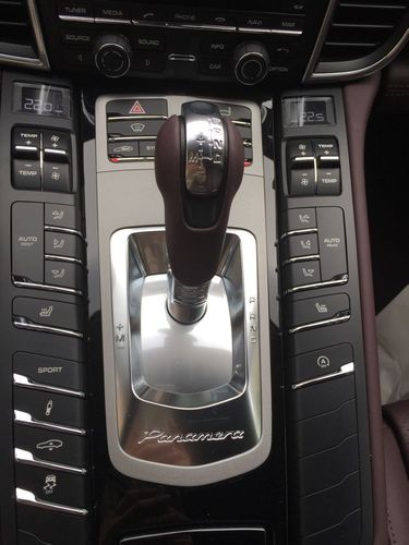 请问保时捷帕拉梅拉有锁门之后自动收起后视镜的功能吗?