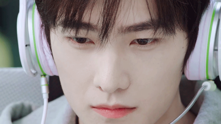 点击就看本舅妈全职高手男主杨洋的一些珍藏版gif