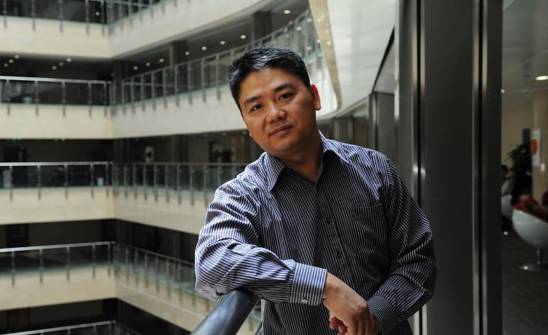 刘强东年轻时候的照片被曝出,网友纷纷表示:这是真正的白手起家