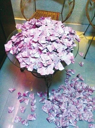 男子情人节用百元钞票折520颗爱心送妻子