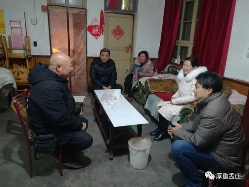 镇党委书记付九忱,党委委员郝随新深入贫困户家中进