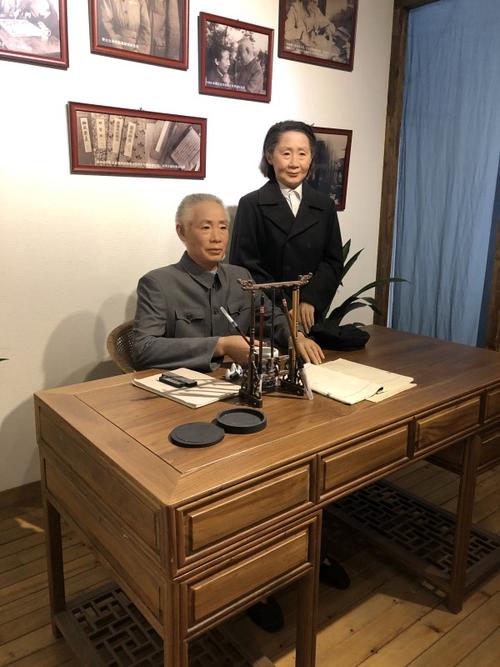 郑辟疆,费达生蜡像.jpg