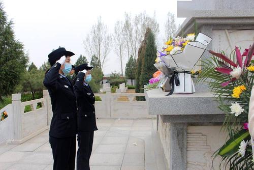 4月2日,河北白沟新城公安分局民警在烈士陵园擦拭张铁英烈士墓碑.