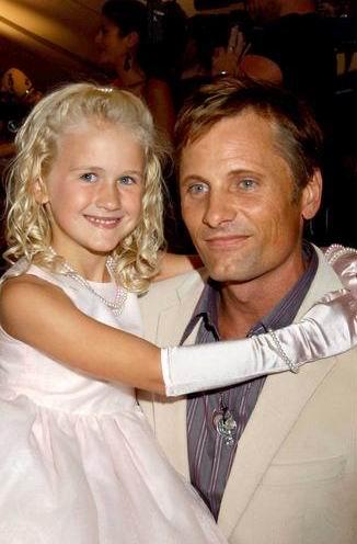 mortensen)怀抱一个维戈·莫特森怀抱可爱小女孩; 关于维果莫特森的