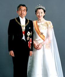 小图4月10日,日本明仁天皇和皇后美智子在东京参加结婚50周年