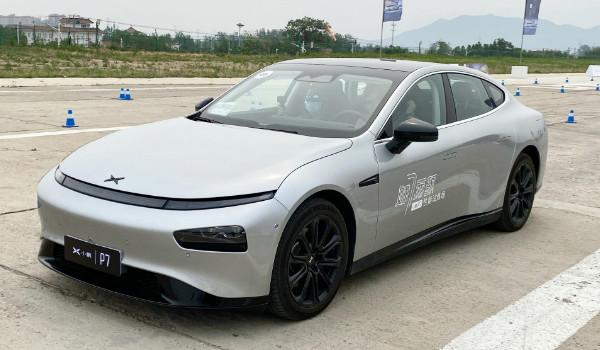 小鹏汽车p7落地价格全款落地价2389万元起综合口碑较好