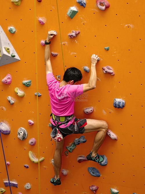 男孩玩室内攀岩