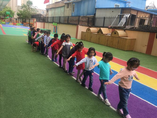 和泰大地幼儿园快乐时光之餐后散步