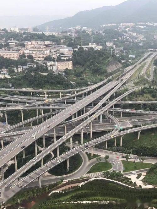 爬楼是为了拍远处的盘龙立交,买家秀和小红书上的卖家秀差别很大