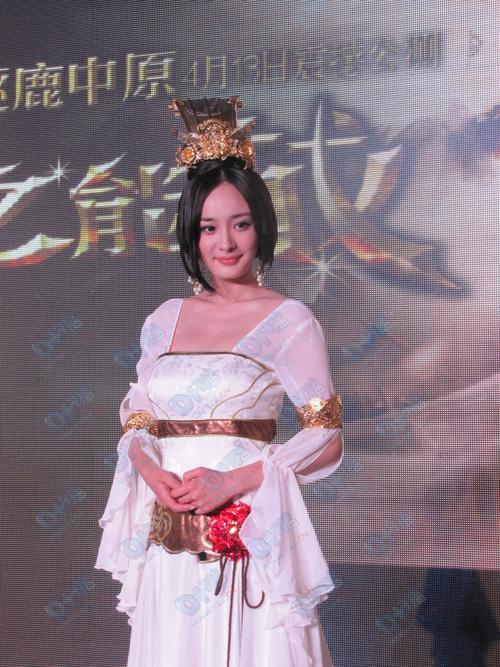 唯美图片 杨幂出席天下贰新版发布会