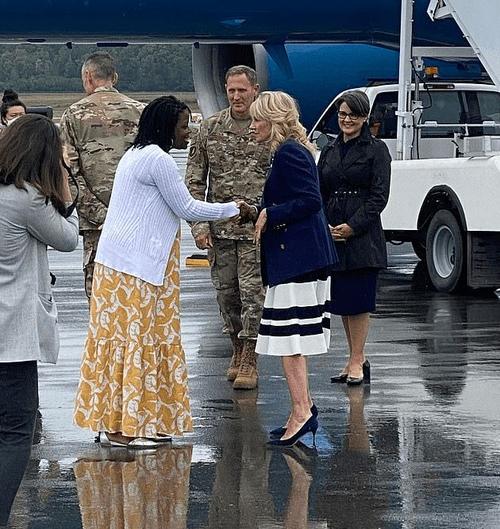 身材的要求会比较低一些,毕竟吉尔没有之前梅拉尼娅那样的超模身材