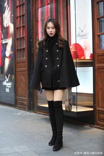 街拍:光腿神器搭配过膝靴最重要的就是露出大腿,散发