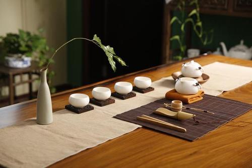 茶席描绘对美感的追求,茶人布置茶席,融合茶器,舞出茶趣,引动品饮人
