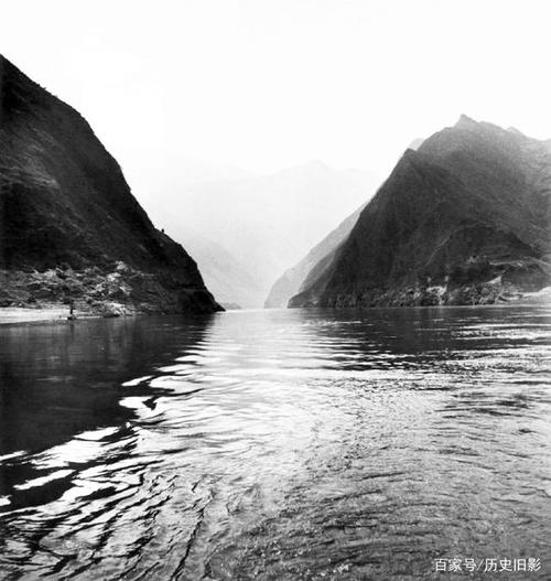 1946年长江三峡老照片,水流湍急的巫峡口与瞿塘峡石板岬栈道