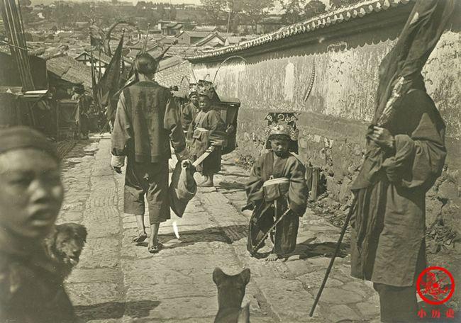 清朝老照片:巡抚大人出巡队列散乱,农民家庭房屋简陋破旧