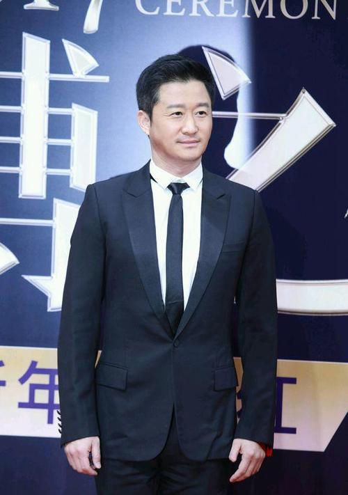 吴京拍照时身姿笔直,浑身上下一股军人范!