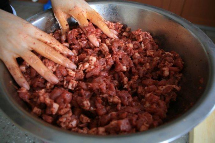 大师来了告我,太瘦不行,必须去买肥肉,灌香肠的肉一定是3肥7瘦(后来