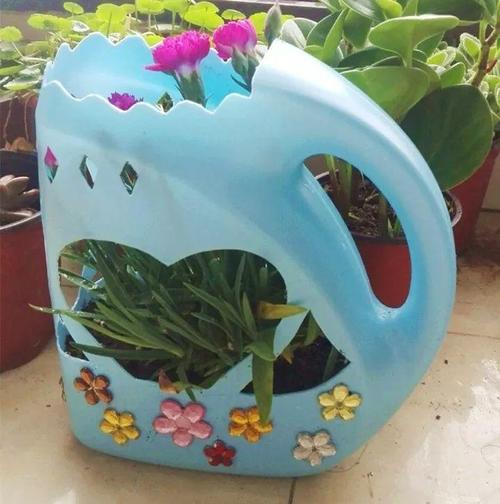 大姐不上班,专做洗衣液桶花盆,可比买的精致多了