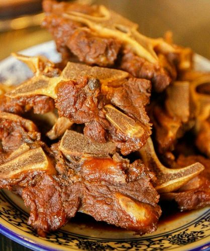 将牛脖骨泡冷水,去除血水,洗净后放入冷水锅中 ,烧