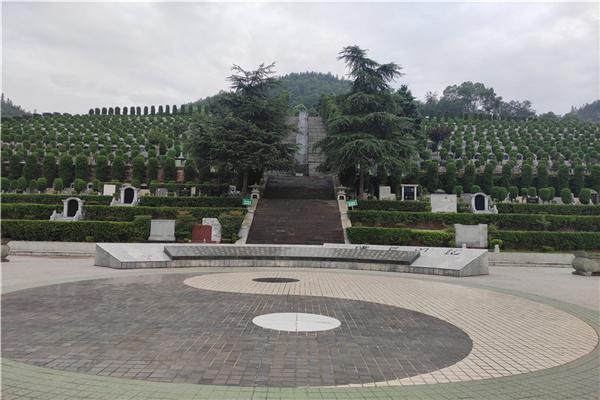 仙友山公墓距离巴南区政府16993米,在铁厂路东200米巴南区政府附近