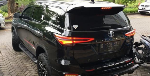 新款丰田"小霸道"实拍,带运动套件外形大气,汽/柴油动力任选