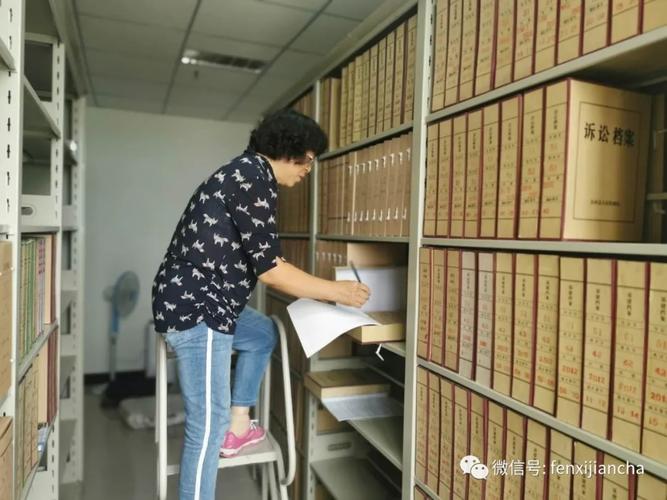 档案管理员马红萍对归档文件进行整理登记