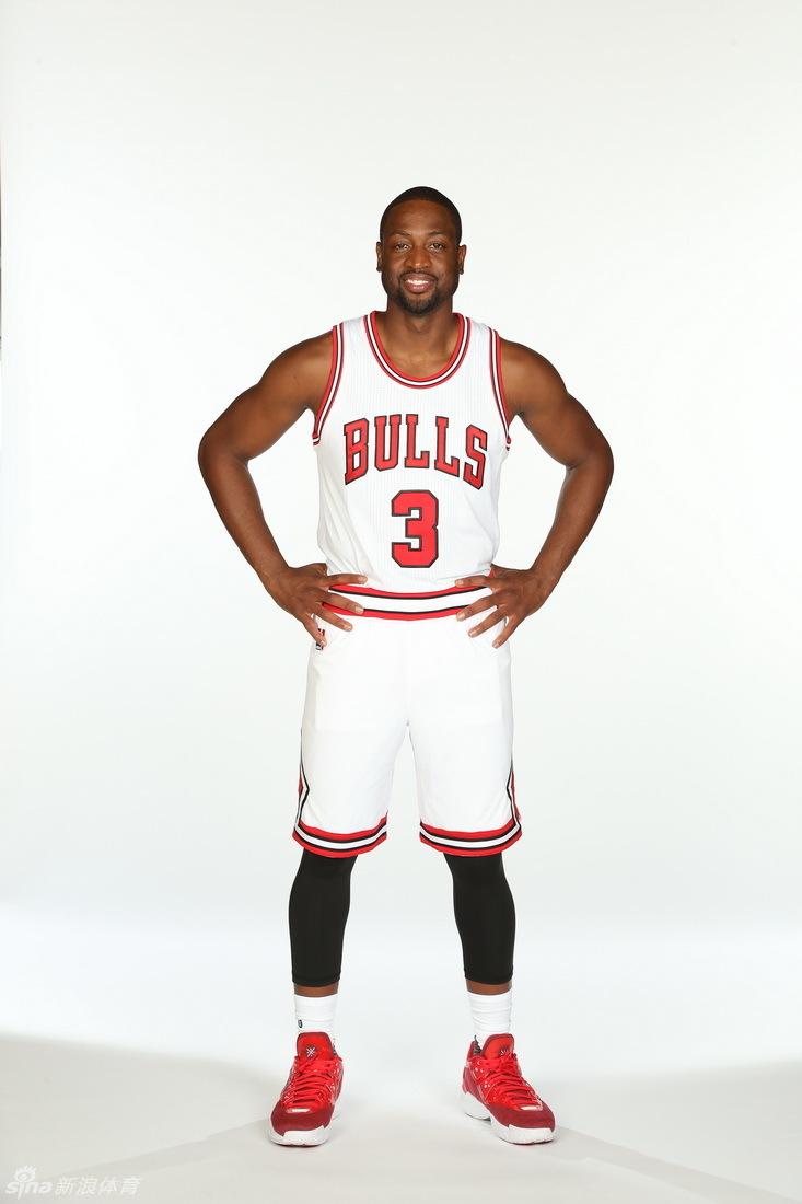 2 / 11 北京时间7月30日,韦德正式亮相新东家公牛队,并拍摄定妆照