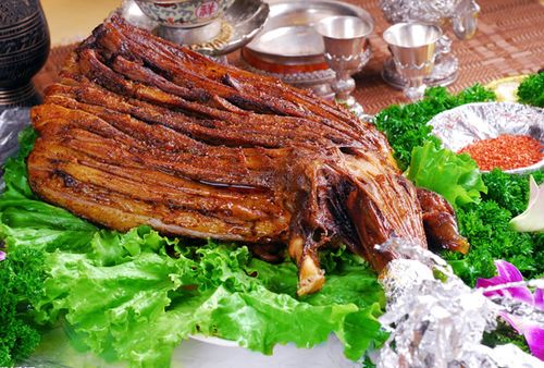 【内蒙古美食】内蒙古美食介绍 内蒙古小吃大全  烤羊腿是呼伦贝尔