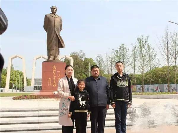 网友韶山偶遇毛新宇一家,毛东东15岁身高超父母,毛甜懿发型亮了